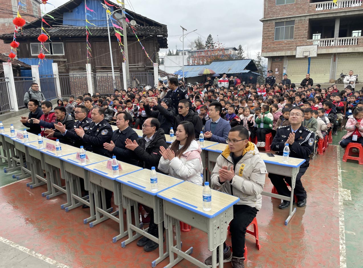 “少年强则国强” 广发(中国)guangfa·官方网页版,为广西三江岑牙小学捐资助建